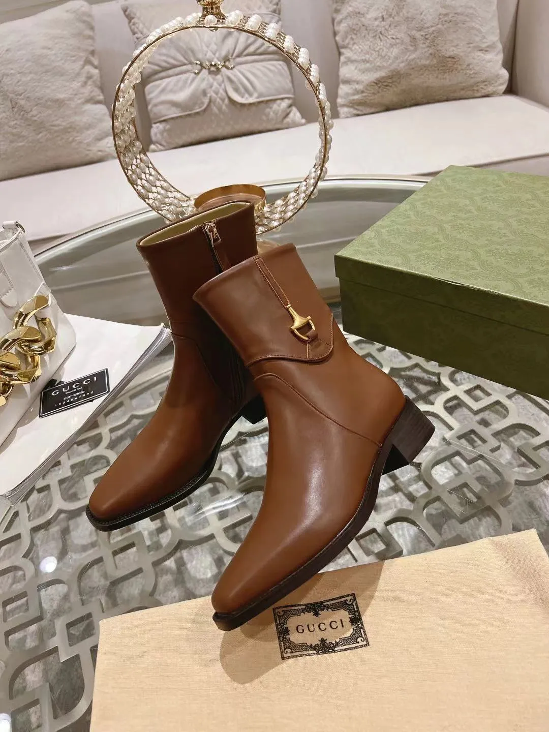 👟👟Ex-factory price 600👟👟 Gucci's latest popular half-horsebit detail boots for autumn and winter, European and American punk style riding boots, horsebit detail boots, the same style as the big-name street style darlings of European and American stars. Upper: Calfskin imported from Italy Size: 35-42#